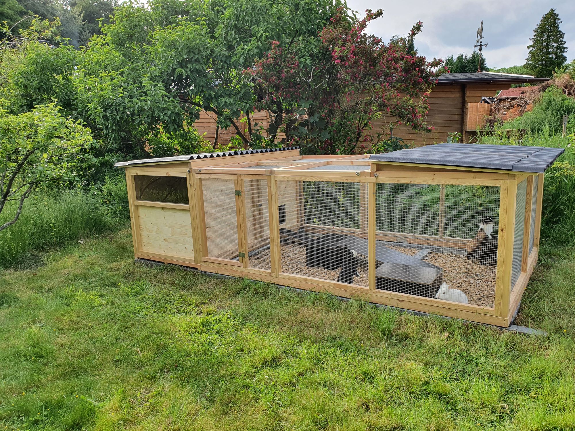 Kaninchenstall mit Schutzhütte