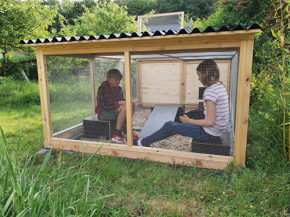 Kaninchenstall mit Kindern